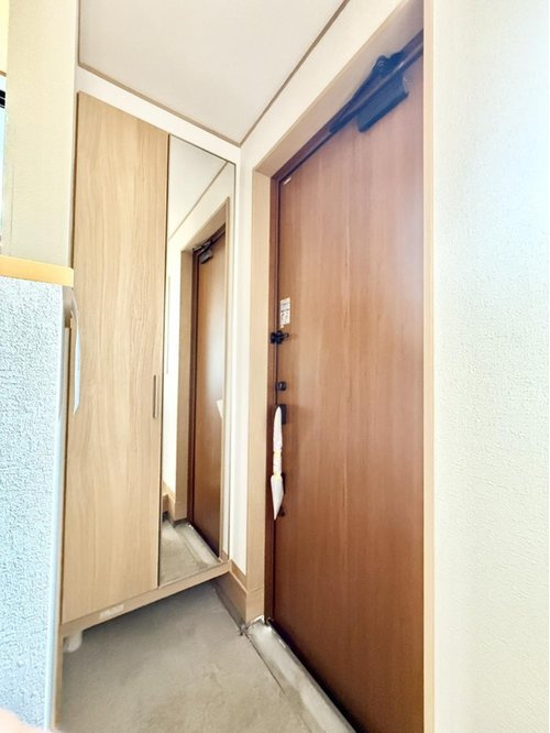 鷹の台の玄関|玄関には姿見付きの収納！