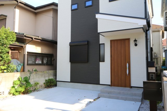 鷹の台の外観|2階にリビングを設置することで道路や外からの視線が届きにくい、プライバシー性の高いリビングでゆっくりと寛ぐことができます。