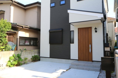 【外観】 | 鷹の台 | 2階にリビングを設置することで道路や外からの視線が届きにくい、プライバシー性の高いリビングでゆっくりと寛ぐことができます。