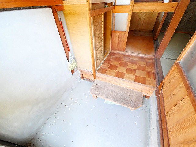 九条町貸家の玄関