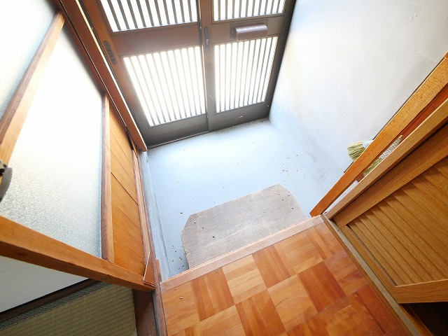 九条町貸家の玄関