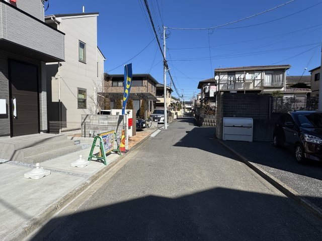 松戸市常盤平双葉町新築戸建【常盤平第三小：7分】の前面道路含む現地写真|東側前面道路
