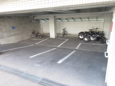 ドラル西院の駐車場