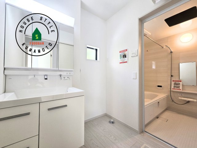 熊本市東区沼山津4丁目第1-1棟（1号棟）　の脱衣所|ゆとりの洗面スペースで朝の身支度もスムーズに。暮らしを快適に変えるシャワー付洗面台です！