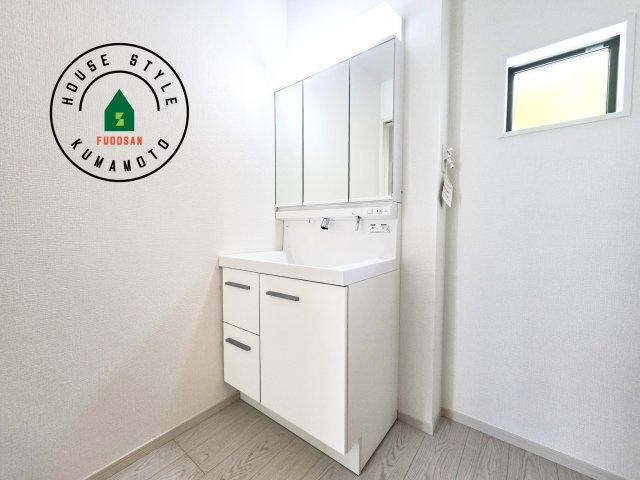 熊本市東区沼山津4丁目第1-1棟（1号棟）　の独立洗面台|毎日使うものだから清潔な空間を保ちたい水回り。洗面にはそんな願いを解消させてくれる収納アイデアが満載です。三面鏡の裏側にはキャビネットが現れ小物から背の高い物まで収納できます。