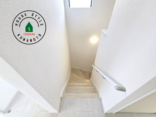 熊本市東区沼山津4丁目第1-1棟（1号棟）　の内装|＜手すり付階段＞手すりがないと階段の昇り降りで危険なことはもちろん、壁に手をつきながら歩くことで壁紙が汚れやすくなります。すべての方に快適に昇り降りしていただくため、手すりを設置しました。