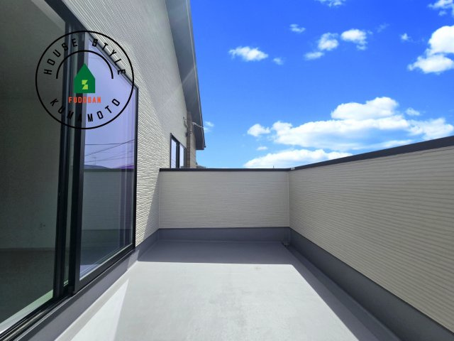 熊本市東区沼山津4丁目第1-1棟（1号棟）　のバルコニー|風をしっかりと感じられるバルコニーでは、毎日が洗濯日和です。広々としているので洗濯も楽しくなるでしょうし、気分転換にバルコニーからの眺めを楽しむのもいいでしょう。