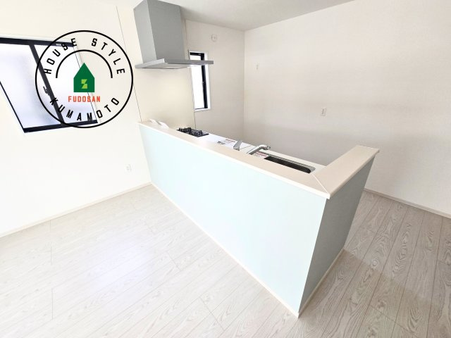 熊本市東区沼山津4丁目第1-1棟（1号棟）　のダイニング|キッチンから立ち込める香りが今日の料理を期待させます。