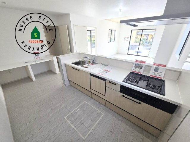熊本市東区沼山津4丁目第1-1棟（1号棟）　のキッチン|ダイニングテーブルへの配膳がラクラク、お料理はかどるカウンター付きシステムキッチン！