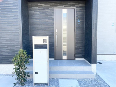 【エントランス】 | 潮来市日の出5丁目２号棟 | 即日案内可能です。お気軽に弊社ハウシーにお問合せ下さい！