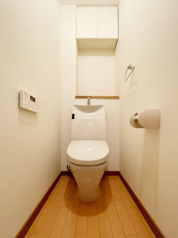 本山北町5丁目貸戸建（N邸）のトイレ|落ち着いた色調のトイレです