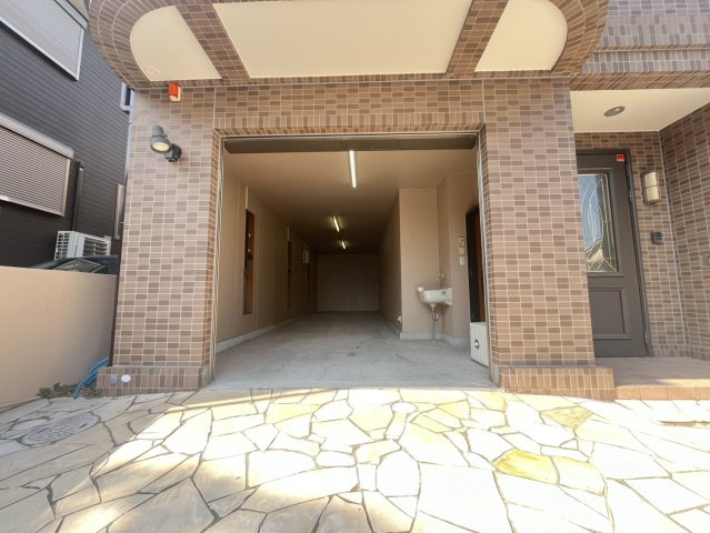 本山北町5丁目貸戸建（N邸）のエントランス|ゆとりのあるエントランスです