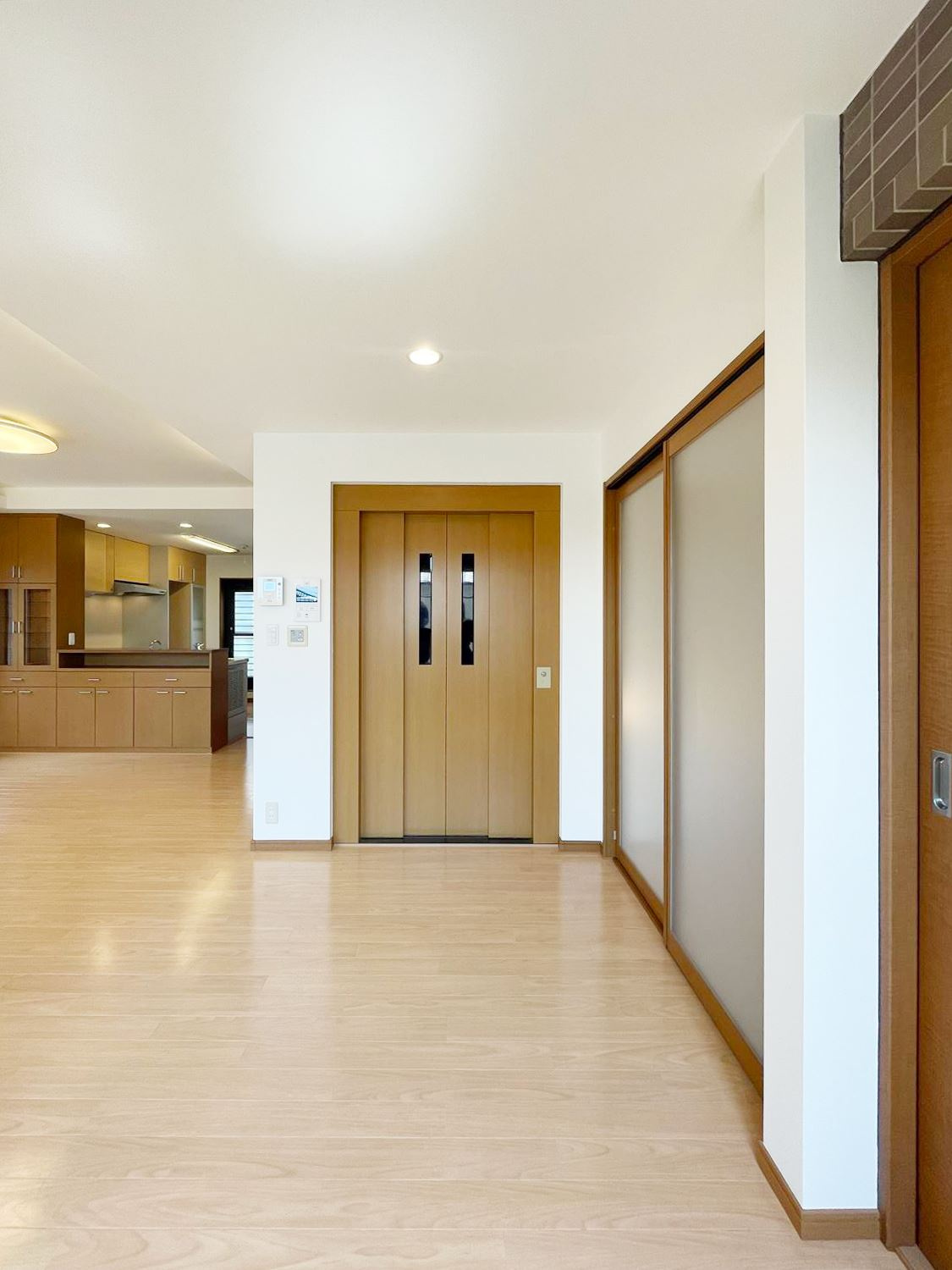 本山北町5丁目貸戸建（N邸）の居間・リビング|リビングにホームエレベーターが付いています