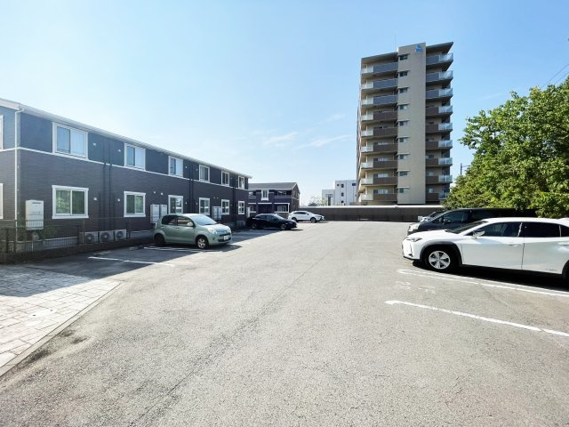 徳島市北佐古一番町の賃貸マンションの駐車場