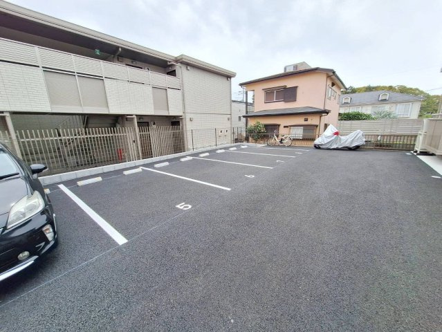 ファミール湘南Bの駐車場
