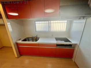 IHクッキングヒーターは高速で加熱し省エネで使いやすいく火を使わないため安全で、清掃も簡単です。調理制御がしやすく、食材を均等に加熱できます。
