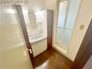 衣服の収納や脱ぎ着や整理整頓がしやすく、湿った衣類を乾燥させるスペースがありカビや臭いの発生を防ぎます。床の汚れを他の部屋に持ち込まず清潔を保つことができます。また快適な入浴環境の整備にも役立ちます。