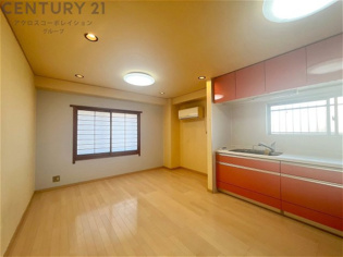 キッチン前のダイニングスペース　カウンターキッチンから料理の受け渡し等に便利です。ダイニングセットを置いても十分な広さを確保。
