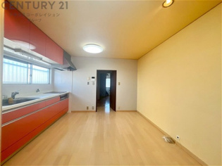 リビングダイニングは家族や友人とのコミュニケーションを楽しむ場所でくつろぎながら食事や会話を楽しめ、多目的に利用できリラックスできる空間です。家庭内の中心として機能し、快適な生活をサポートします。
