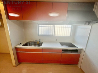 壁付けシステムキッチンはスペースの最大限の有効活用が可能で、動線がスムーズになり調理や準備が快適で効率的に行えます。収納スペースや吊り戸棚が設けられ、調理器具や食器類をスマートに収納できます。
