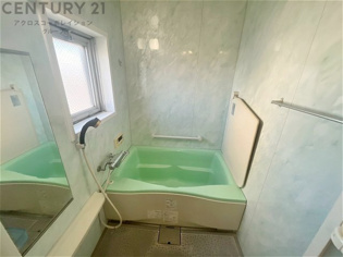 大きな窓がついた浴室です。