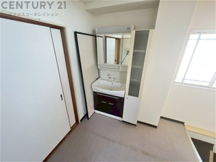 化粧品や洗顔料、歯ブラシなどの必需品をまとめて置ける収納スペースがあり、使用するたびに取り出す手間が省けます。また、水回りのため、濡れても大丈夫な素材が使用されており、お手入れが簡単です。
