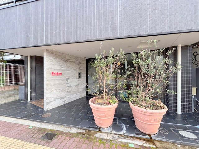 プリエール新大阪イーストのエントランス