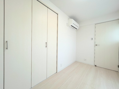 【洋室】 | 綱島マンション | ◆室内はいつも明るい印象なので気持ちの良い朝を迎えられます。各部屋にはクローゼットを完備しており、収納が多いお家はすっきりして快適空間です。