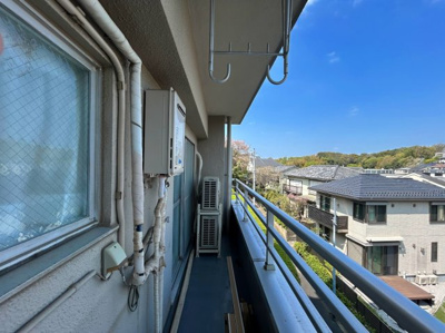 【バルコニー】 | 綱島マンション | ◆気持ちのいい空が見渡せる広いバルコニー。爽やかな風を感じて、心躍る素敵な暮らしがはじまります。通風・採光にも優れ、心地よい光と風があふれています。

