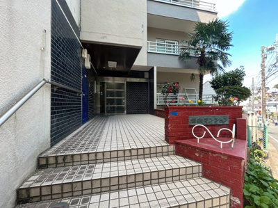 【ロビー】 | 綱島マンション | 清潔感のあるエントランスに開放感のある住環境。