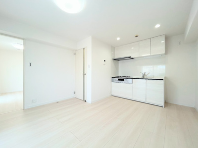 【居間・リビング】 | 綱島マンション | ◆柔らかな色合いのフローリングと清潔感のあふれる白のクロスが明るい空間を創り出しているリビングダイニング。