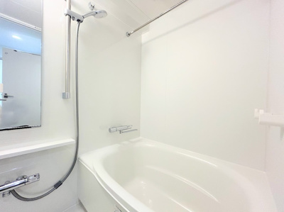 【浴室】 | 綱島マンション | ◆モダンデザインの空間が気持ちよさを高めてくれるバスルーム。すっきりとした清潔感の中に都会的なセンスが感じられ、心身をリフレッシュできる寛ぎを深めてくれるスペースです。

