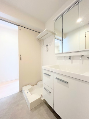 【独立洗面台】 | 綱島マンション | ◆ご家族の1日が始まり、1日が終わりを締めくくる洗面空間。洗濯機を配置しても十分なスペースを確保した設計となっております。