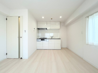 【居間・リビング】 | 綱島マンション | ソファでゆったりくつろぐリビングスペースがしっかり区切られているので家具の配置や用途を使いわけしやすいです。