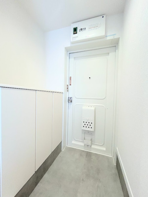 【玄関】 | 綱島マンション | ◆光の渦が溢れた明るい玄関ホール。「おかえり」と「ただいま」が交差するお家の顔とも言える場所は爽やかで心地良い空間となっています。すっきり片付いた玄関で来客時にも自信が持てそう。