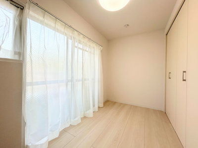 【洋室】 | 綱島マンション | ◆柔らかい陽光が差し込む明るいお部屋を演出する設計。彩光の取れる窓が気持ちの良いお部屋を創り上げます。