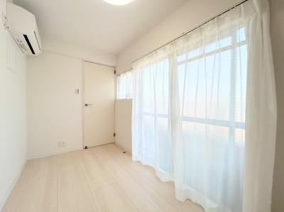 【洋室】 | 綱島マンション | ◆感性を育むプライベートルームはシンプルでスマートな空間。好みの空間で読書をしたり、音楽を聞いたりと一人の時間も充実したものにできます。