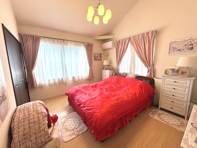 ２階洋室約9.2帖。天井高めの設計、主寝室としてお勧めです