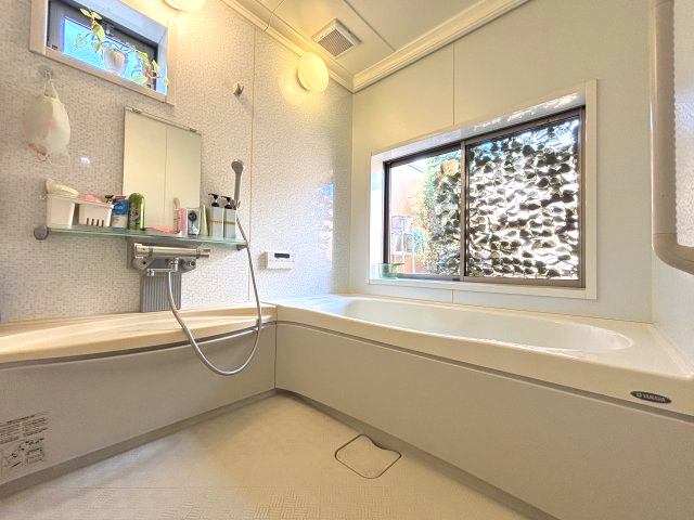 窓のある広々とした浴室です。外はプライベートバルコニーの為、窓を開けてバスタイムを楽しめます