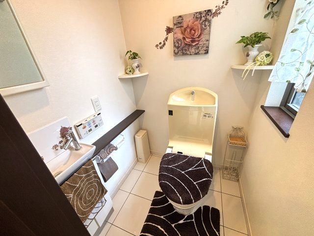 1階の温水洗浄便座付きトイレ　便利な手洗いスペース有り