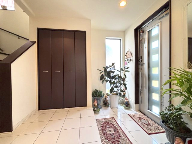 大きな窓のある玄関です。シューズクローゼットも大型でたっぷり収納できます