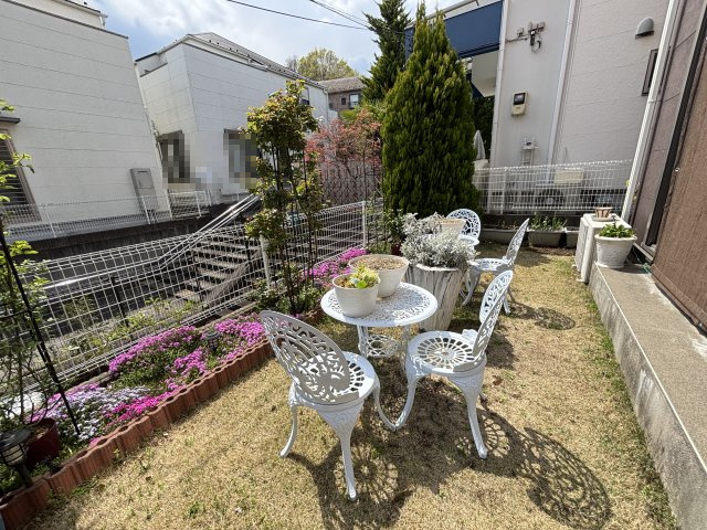 敷地が高い位置なので、人目をあまり気にせずお庭の時間を過ごせます