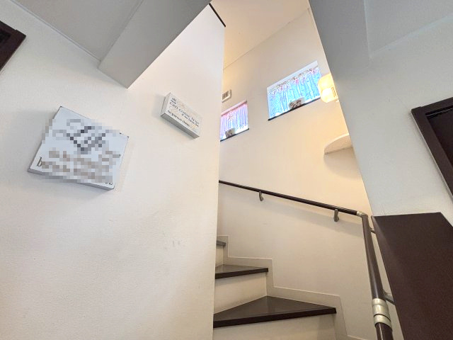 階段には手摺りを設置しています
