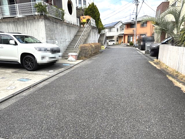 前面道路は車通りが少なく静かです