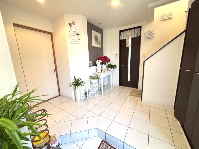 白を基調とした明るい玄関ホールです。
広めのスペースで来客者を迎え入れます