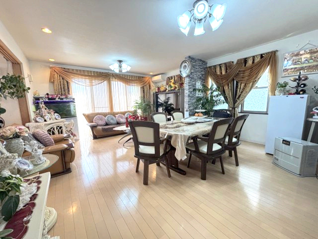 広々約20帖超、2面採光で明るいリビング　非常に丁寧に使用されています