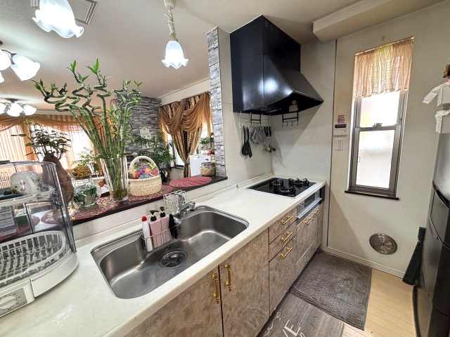 オープンタイプのカウンターシステムキッチンでご家族との会話が弾みます
ガスコンロ、キッチン水栓交換履歴有り