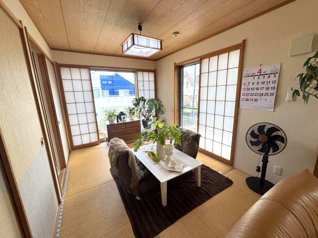 あるとうれしい、１階の和室です。客間やお子様の遊び場として適しています。
リビングと繋げて約25帖超のスペースとしても利用できます