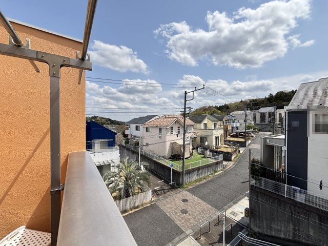 ２階バルコニーからの眺望です。南側には建物が離れておりゆとりがあります
閑静な住宅街です