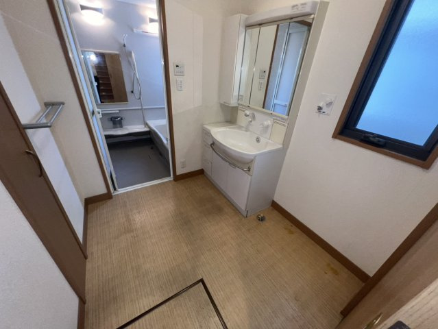 和歌山市西小二里1丁目の独立洗面台